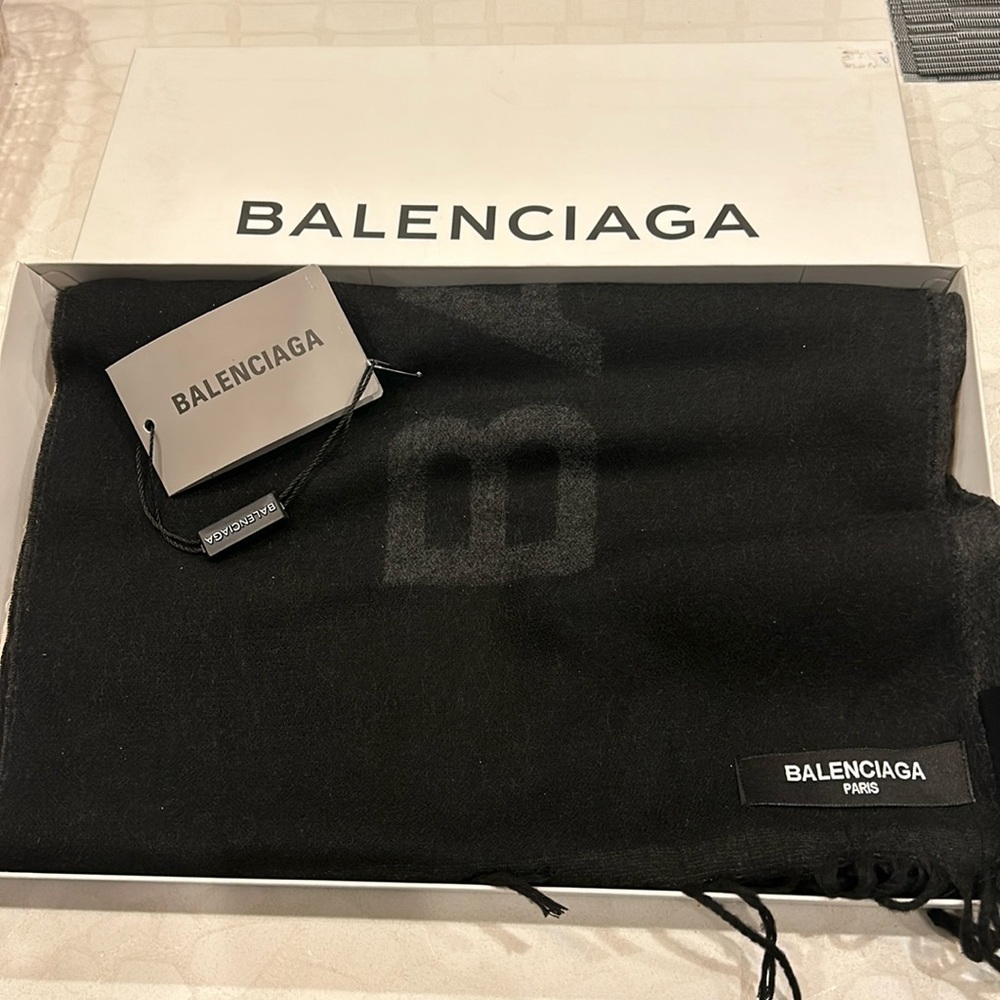 Beautiful cashmere balenciaga men’s scarf. Perfect gift for Christmas.